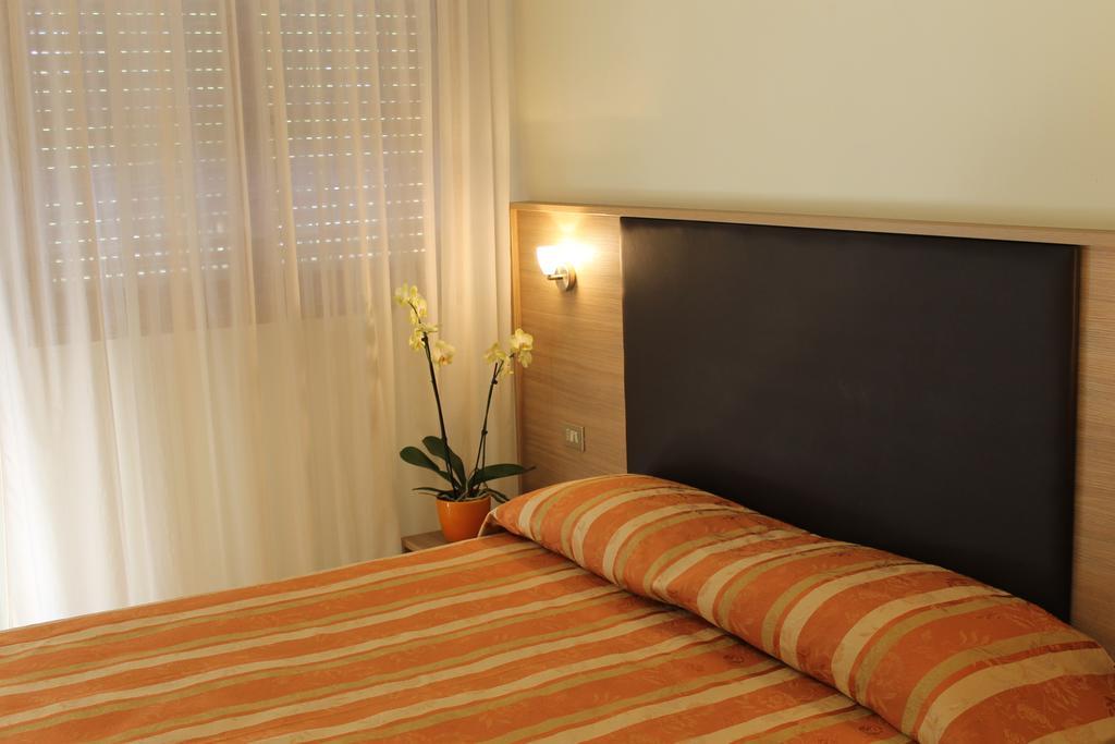 Hotel Astor B&B Lido di Classe Habitación foto